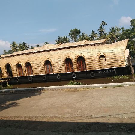 Hôtel Royal Riviera Houseboats à Kumarakom Extérieur photo