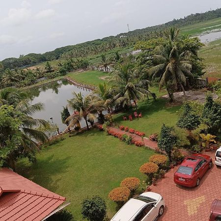 Hôtel Royal Riviera Houseboats à Kumarakom Extérieur photo