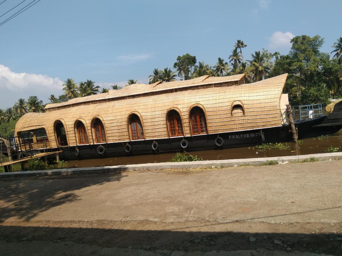 Hôtel Royal Riviera Houseboats à Kumarakom Extérieur photo