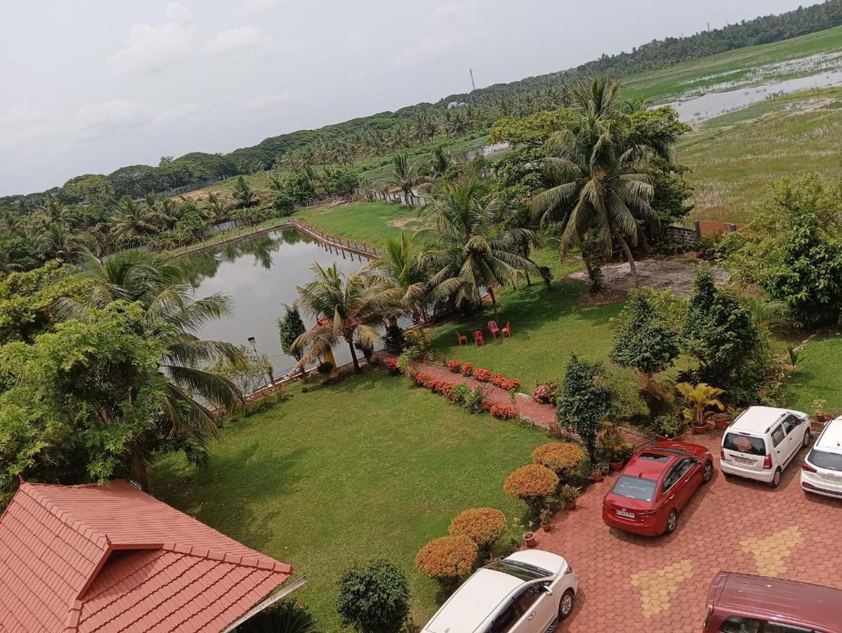 Hôtel Royal Riviera Houseboats à Kumarakom Extérieur photo